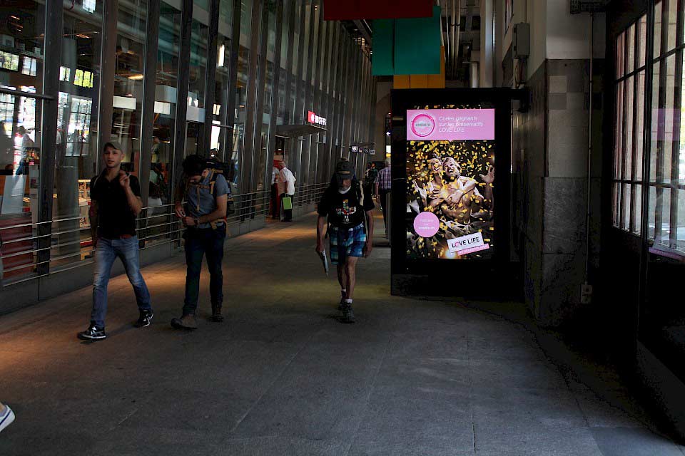 lovelife-bahnhof-werbung